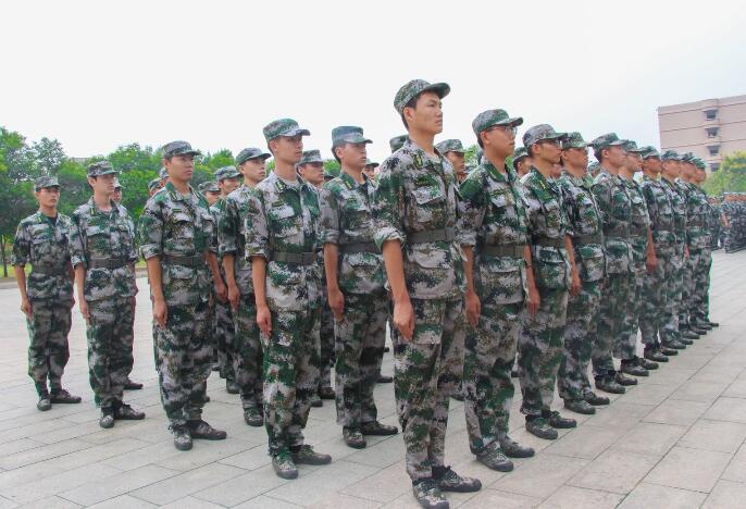 公司师生送关怀,新生军训展风采.jpg 公司师生送关怀,新生军训展风采.jpg